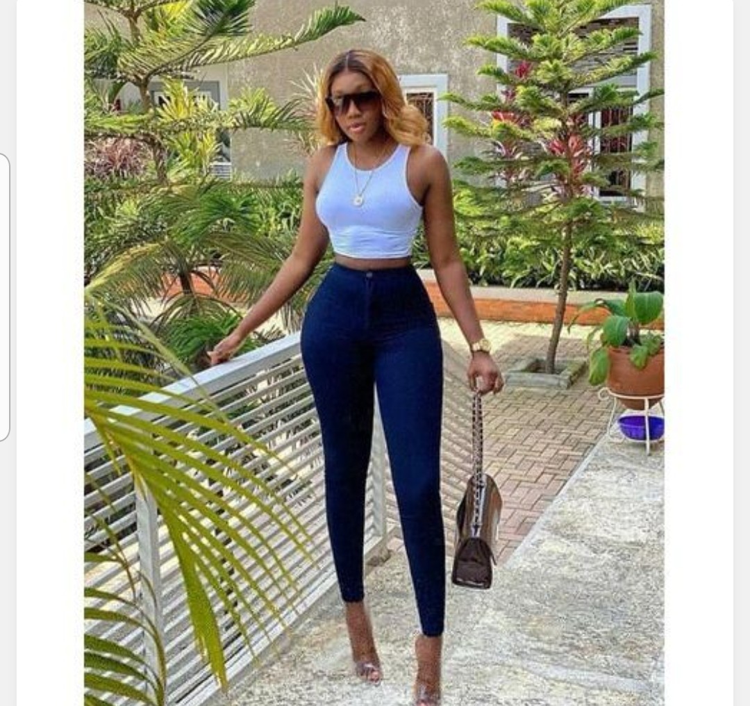 Complete High-Waisted Dark Blue Skinny Jeans with White Crop Top Style – Figure-Flattering Women’s Denim